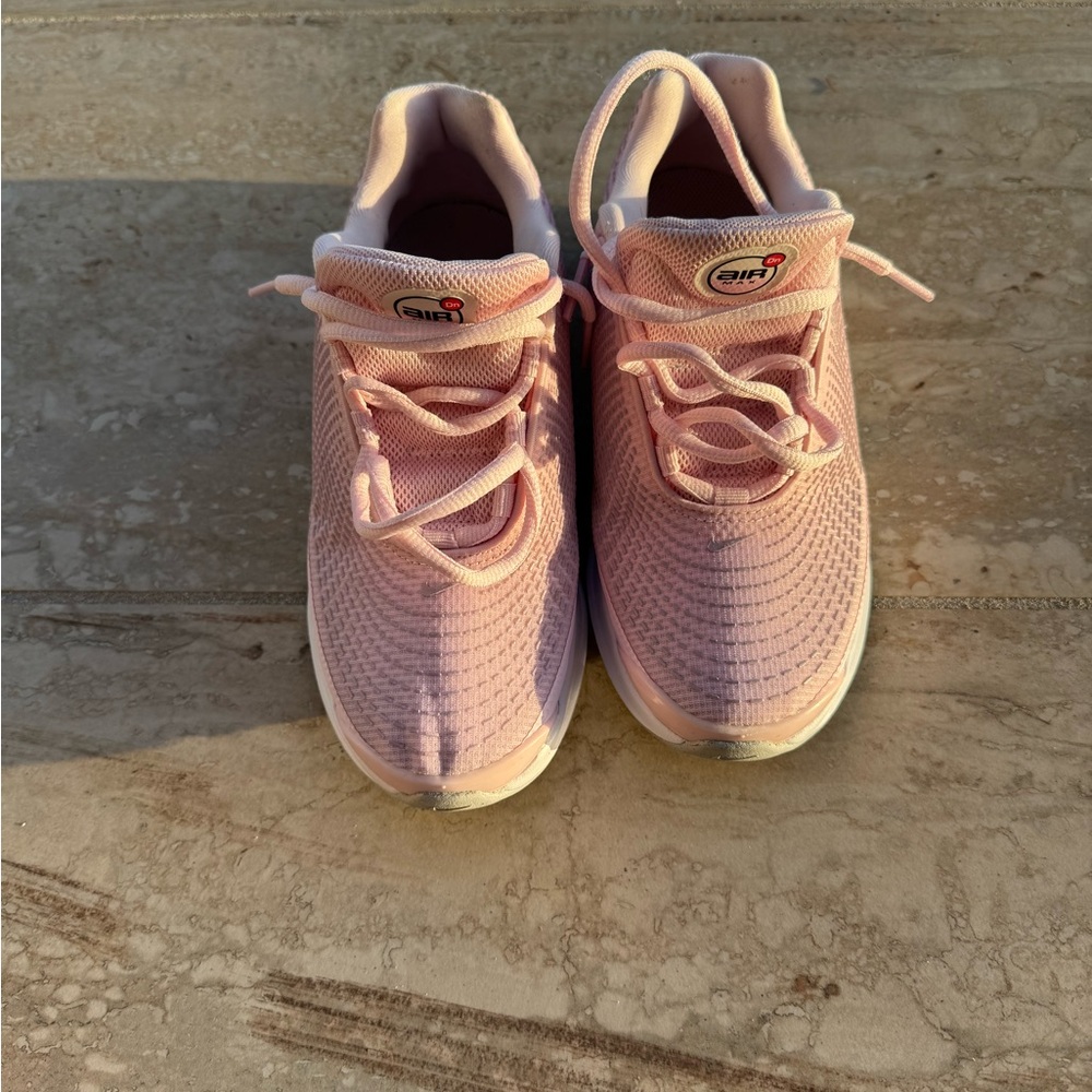 Pink Athletic Sneakers Nike brand. Size 4 Y. Kids. Worn only for 1 week.